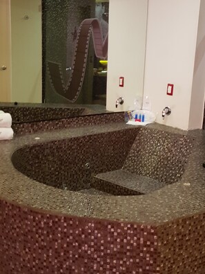 Deep soaking bathtub - Hotel Hollywood (Mexico City)