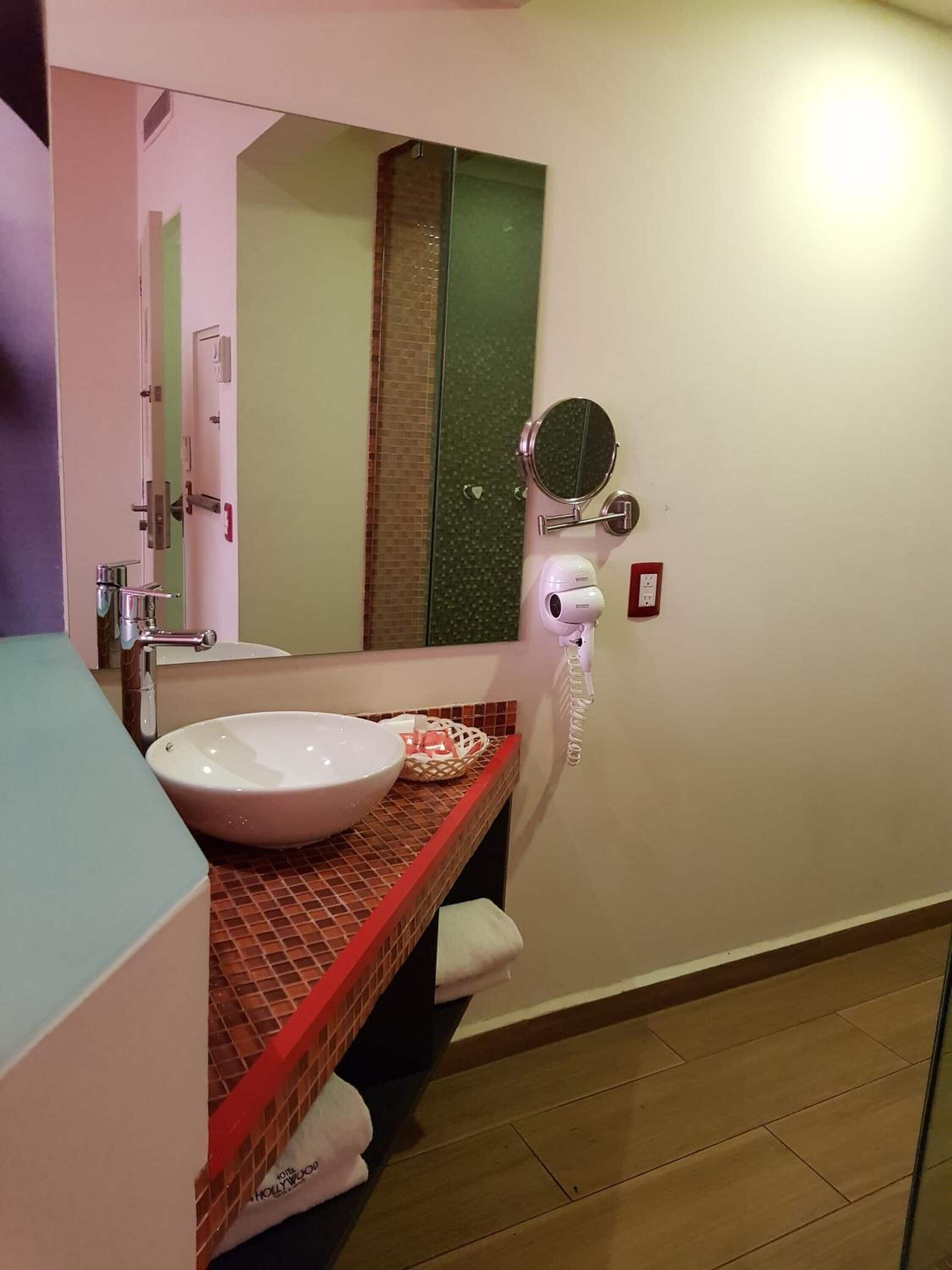 standard room | bathroom | free toiletries, hair dryer, slippers, towels