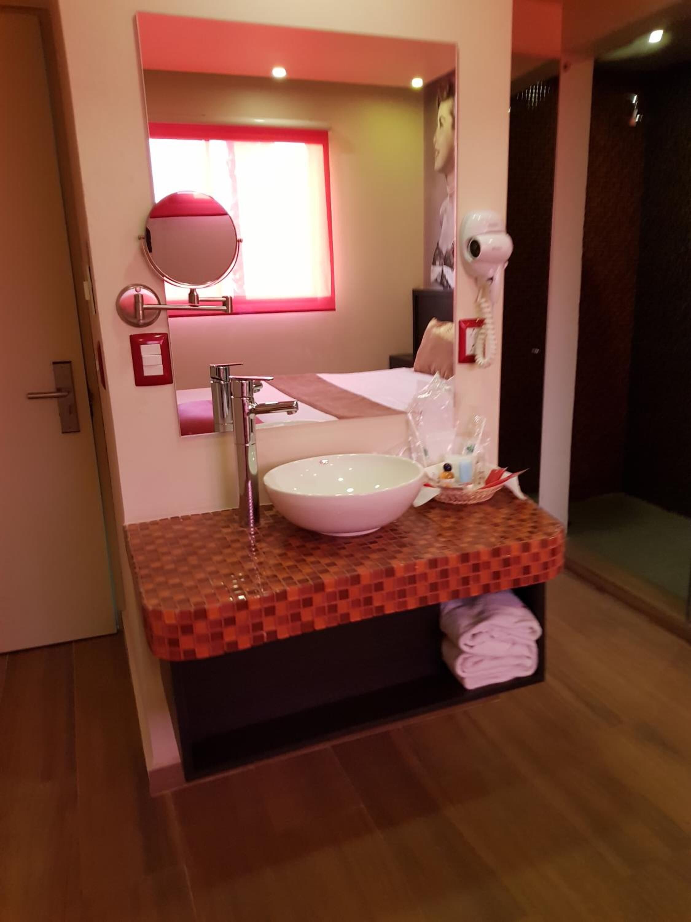 standard room | bathroom | free toiletries, hair dryer, slippers, towels