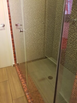 Quarto standard | Banheiro | Produtos de toalete grátis, secador de cabelo, chinelos 