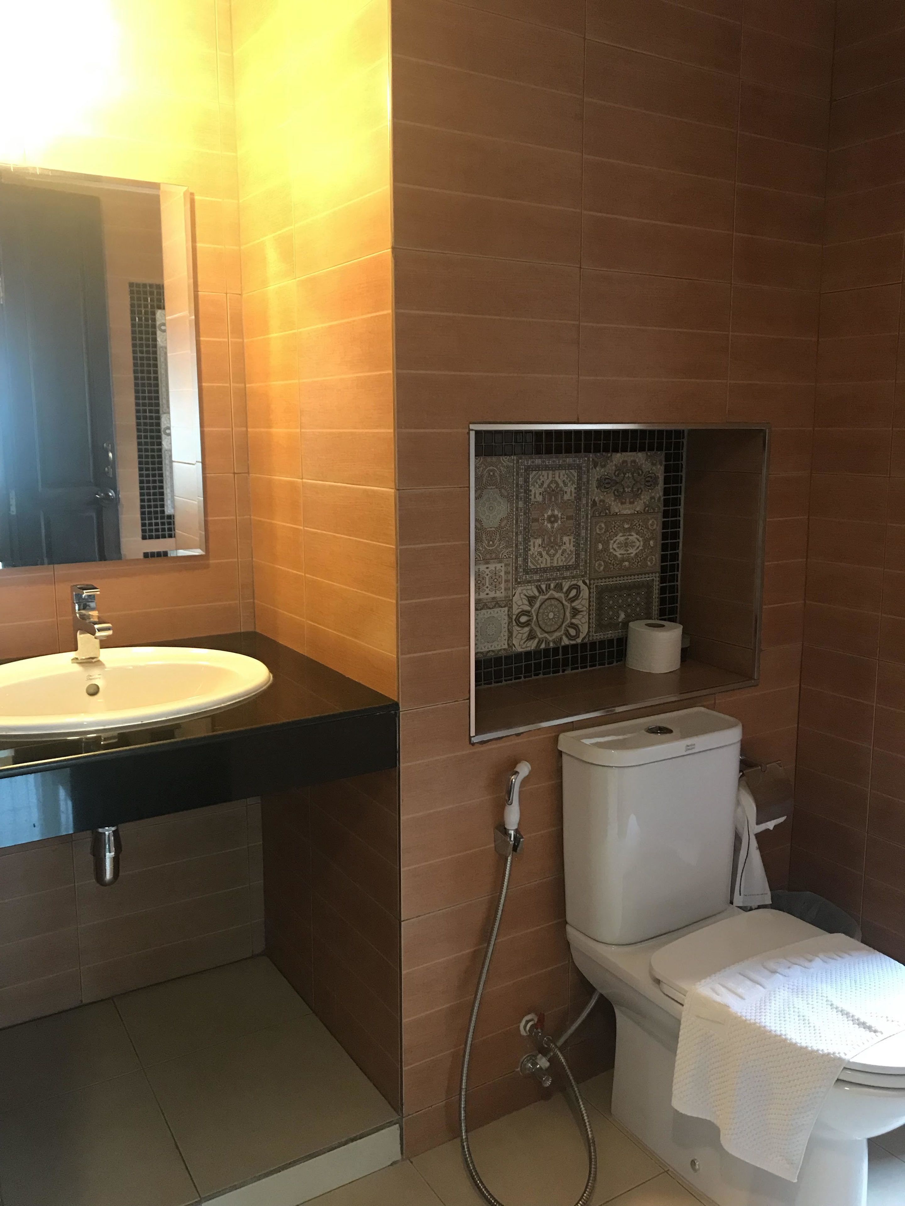 deluxe room | bathroom | free toiletries, slippers, towels