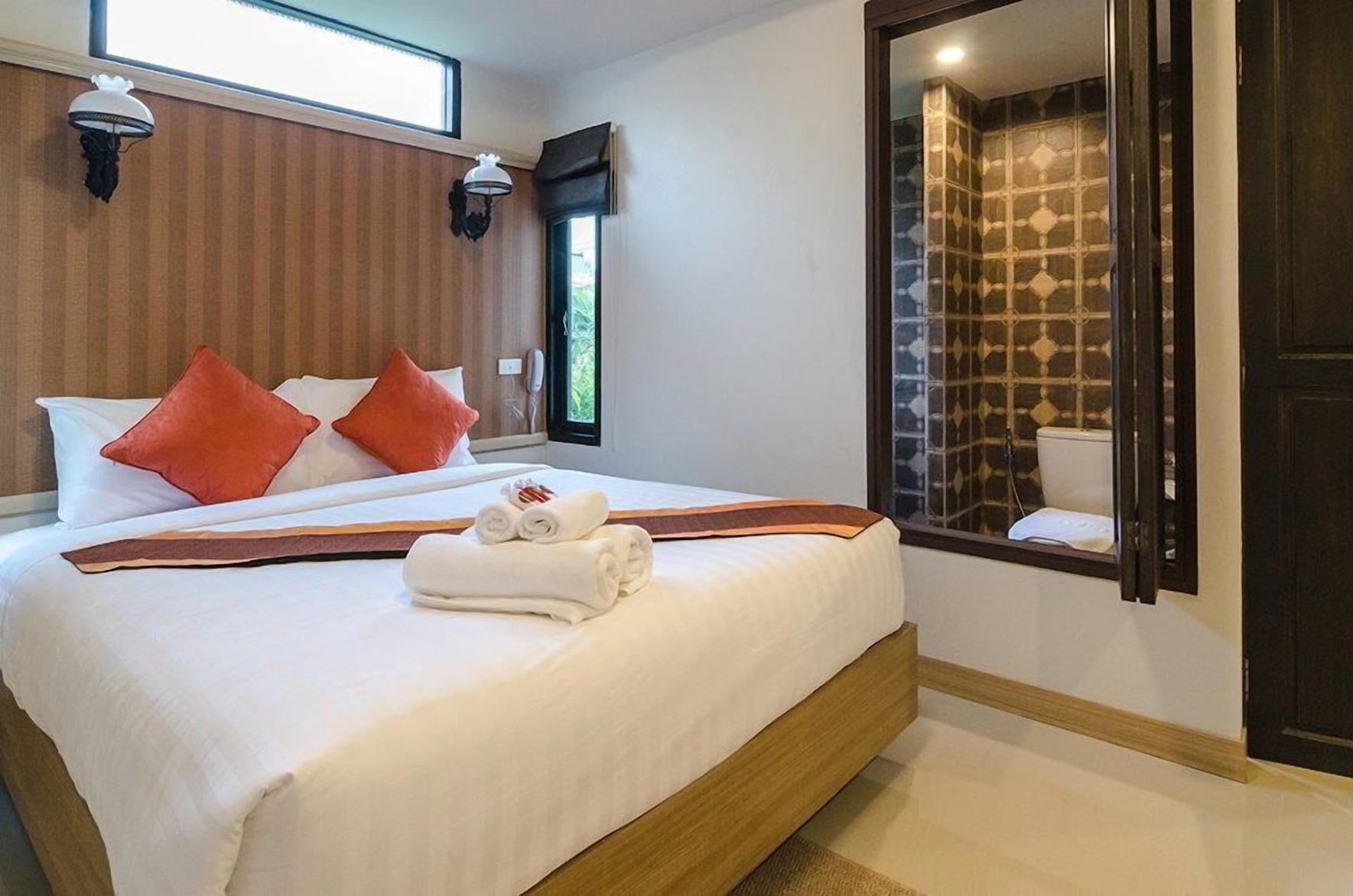 Escritorio, insonorización, wifi gratis y ropa de cama 