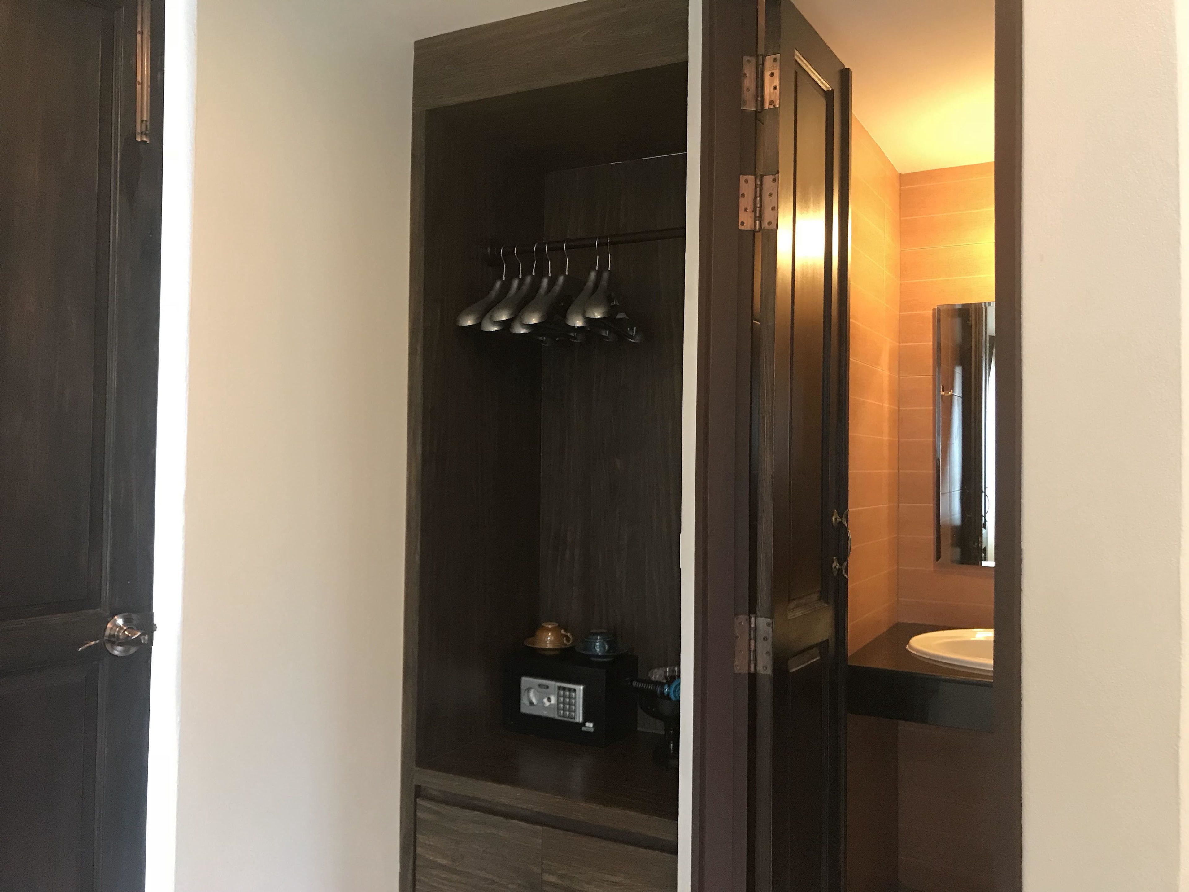 deluxe room | desk, soundproofing, free wifi, bed sheets