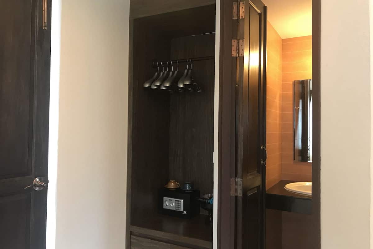 deluxe room | desk, soundproofing, free wifi, bed sheets