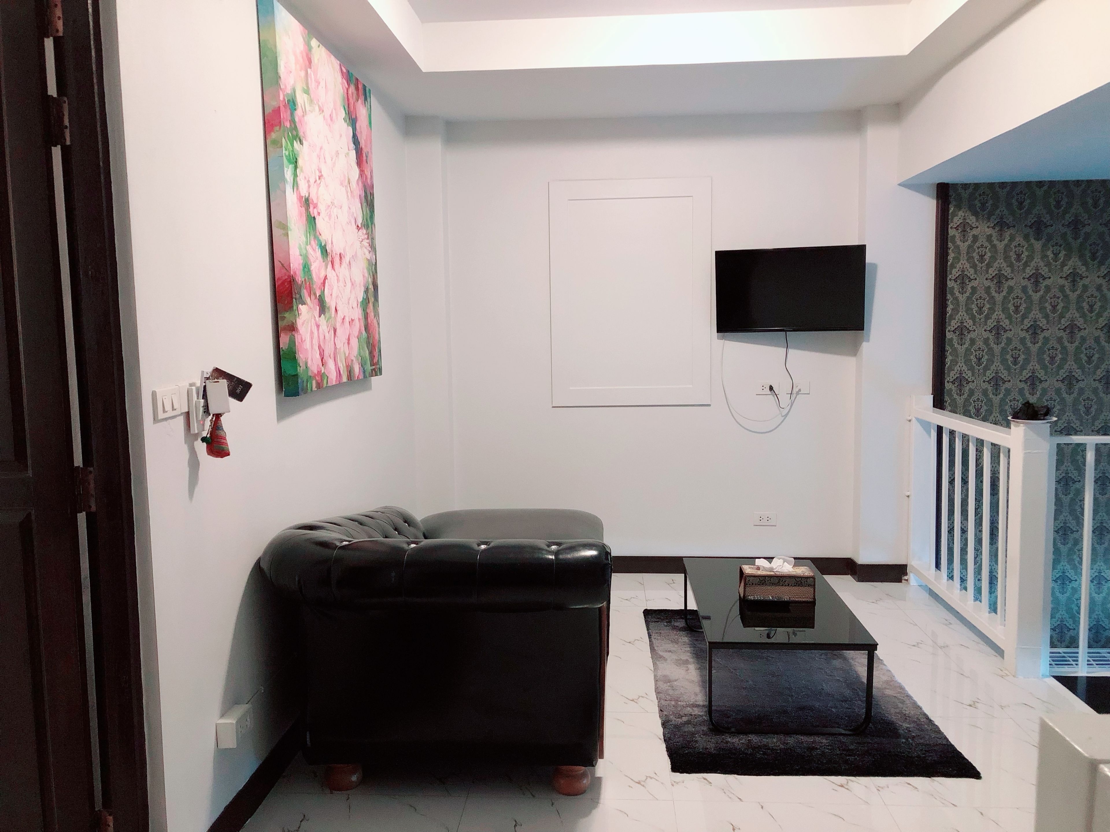 duplex room | living area | 32-inch lcd tv with cable channels, tv