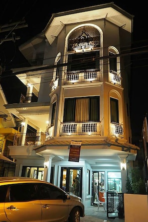 Mặt tiền nơi lưu trú - ban đêm