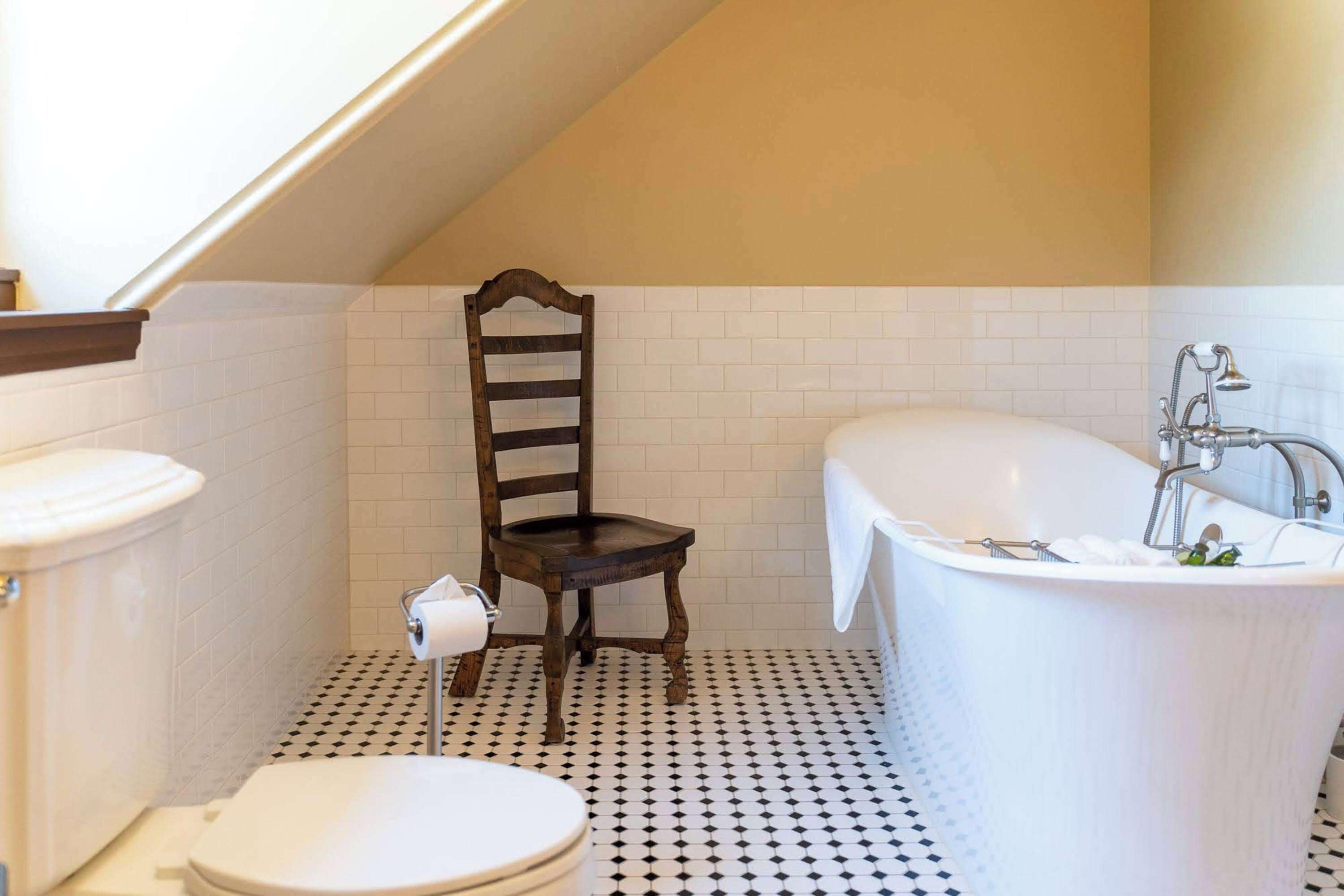 rainfall showerhead, free toiletries, towels, soap