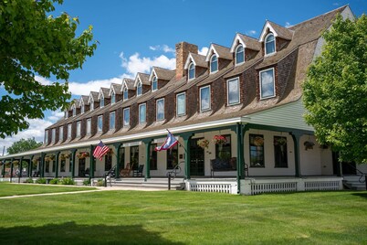 Sheridan Inn, B/W Signature Collection