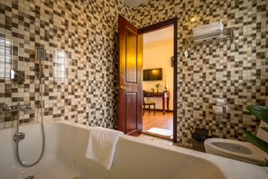 Quarto luxo, 1 cama Queen | Banheiro | Produtos de toalete grátis, secador de cabelo, roupões de banho 