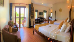 Una habitación de hotel con una cama grande, un sofá, un escritorio y vistas al exterior.