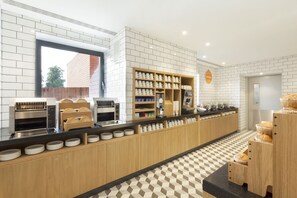 含每日吃到飽自助式早餐