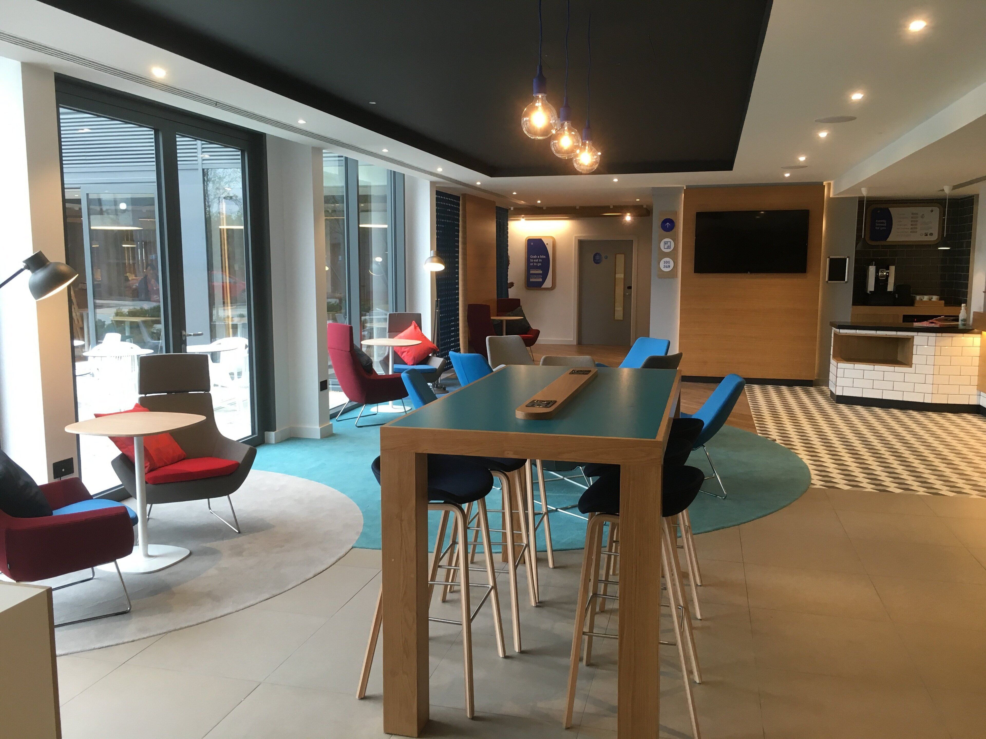 Un intérieur moderne comprenant un espace repas, des coins salon et une cuisine.