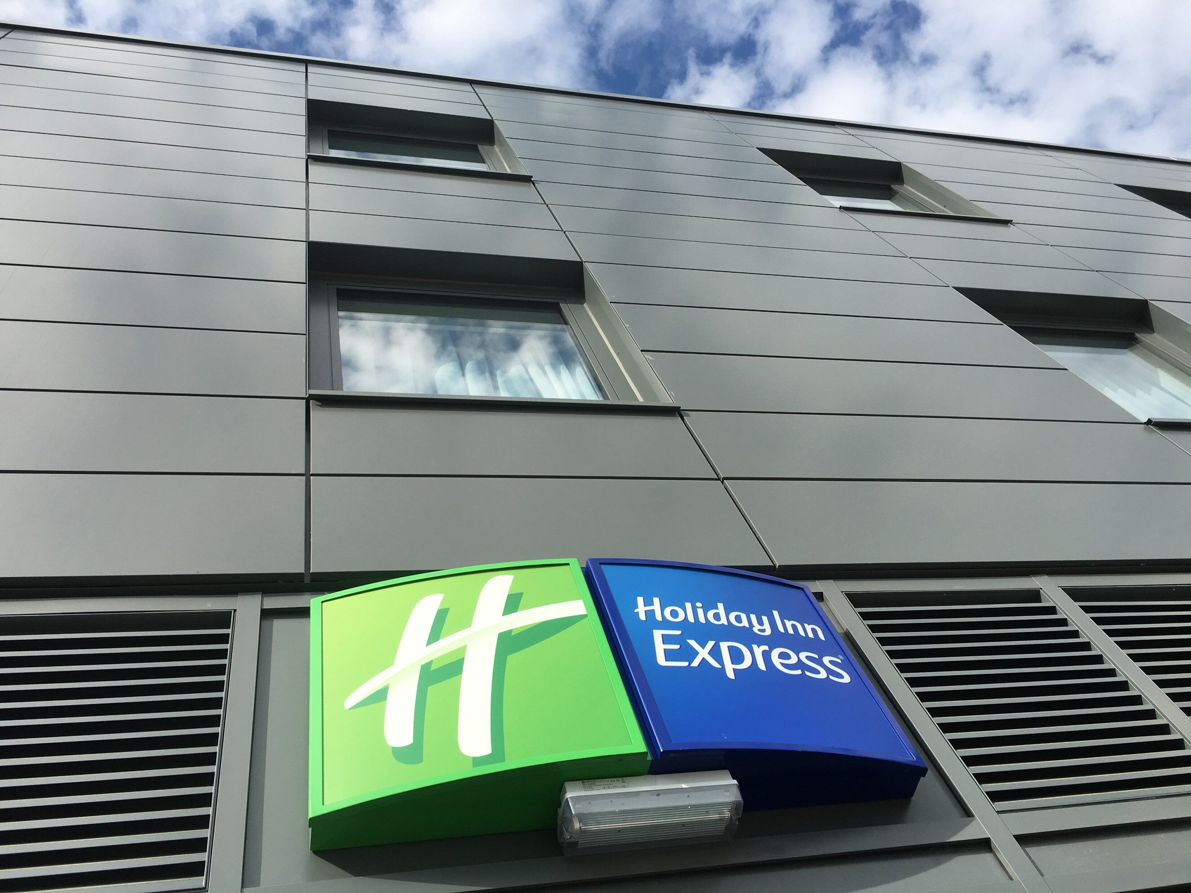 En bygning med et Holiday Inn Express skilt.