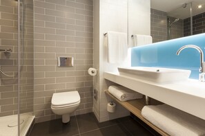Shower, hydromassage showerhead, free toiletries, hair dryer - Holiday Inn Express St. Albans - M25, Jct.22 by IHG (St Albans)