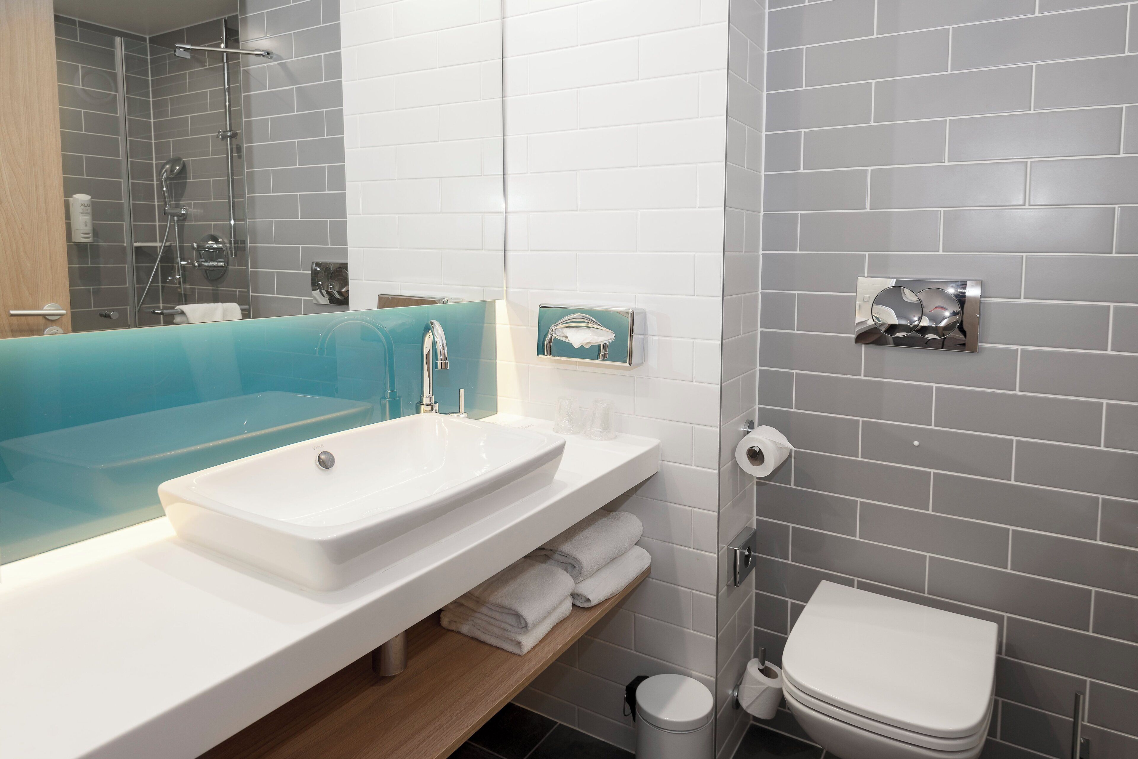 Une salle de bain moderne avec une grande baignoire, un lavabo et des toilettes.