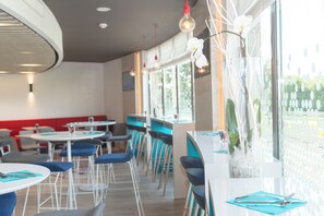 Lunch and dinner served, French cuisine - Holiday Inn Express Paris - Velizy by IHG (Velizy-Villacoublay)