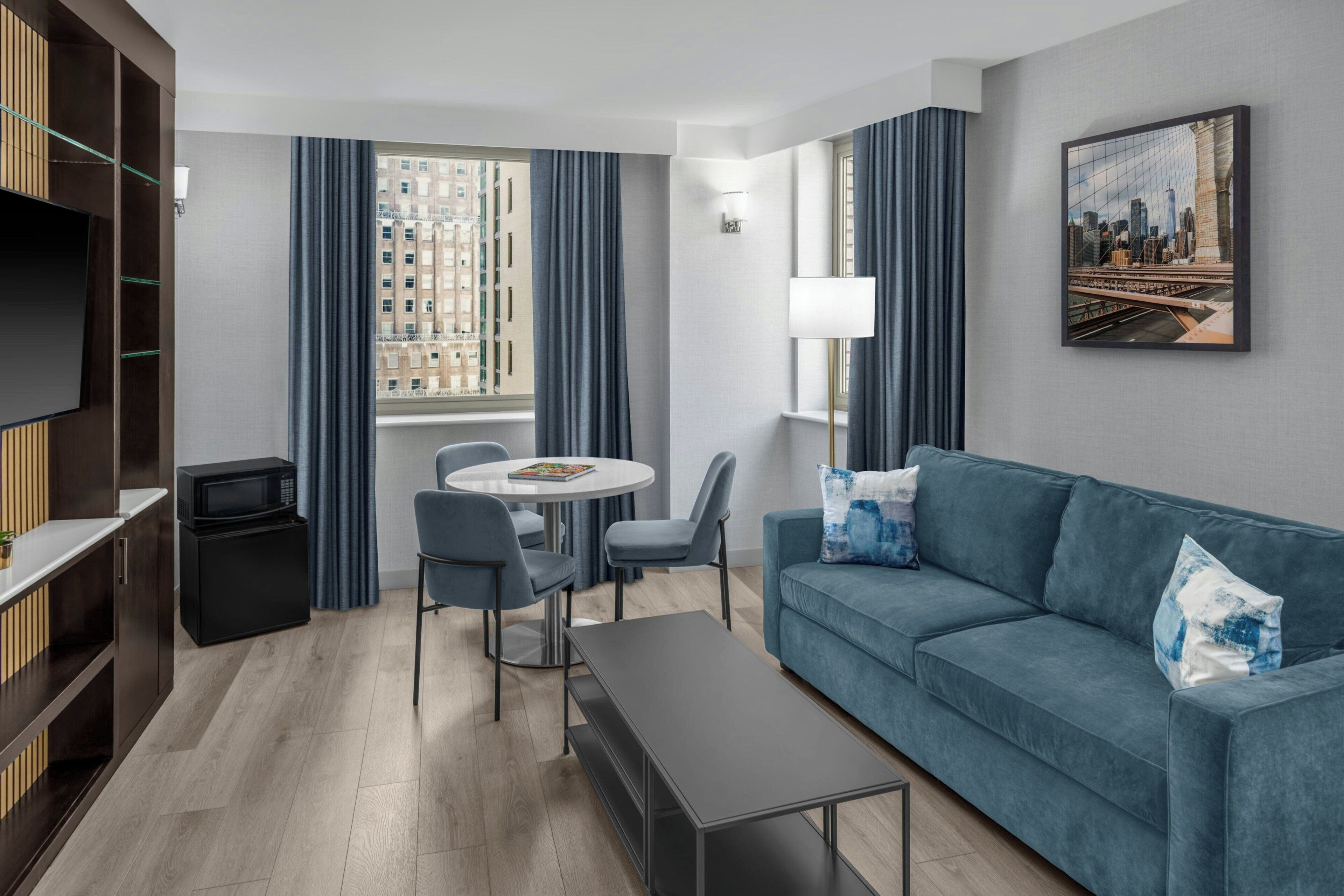 Suite, 1 King-Bett | Wohnzimmer