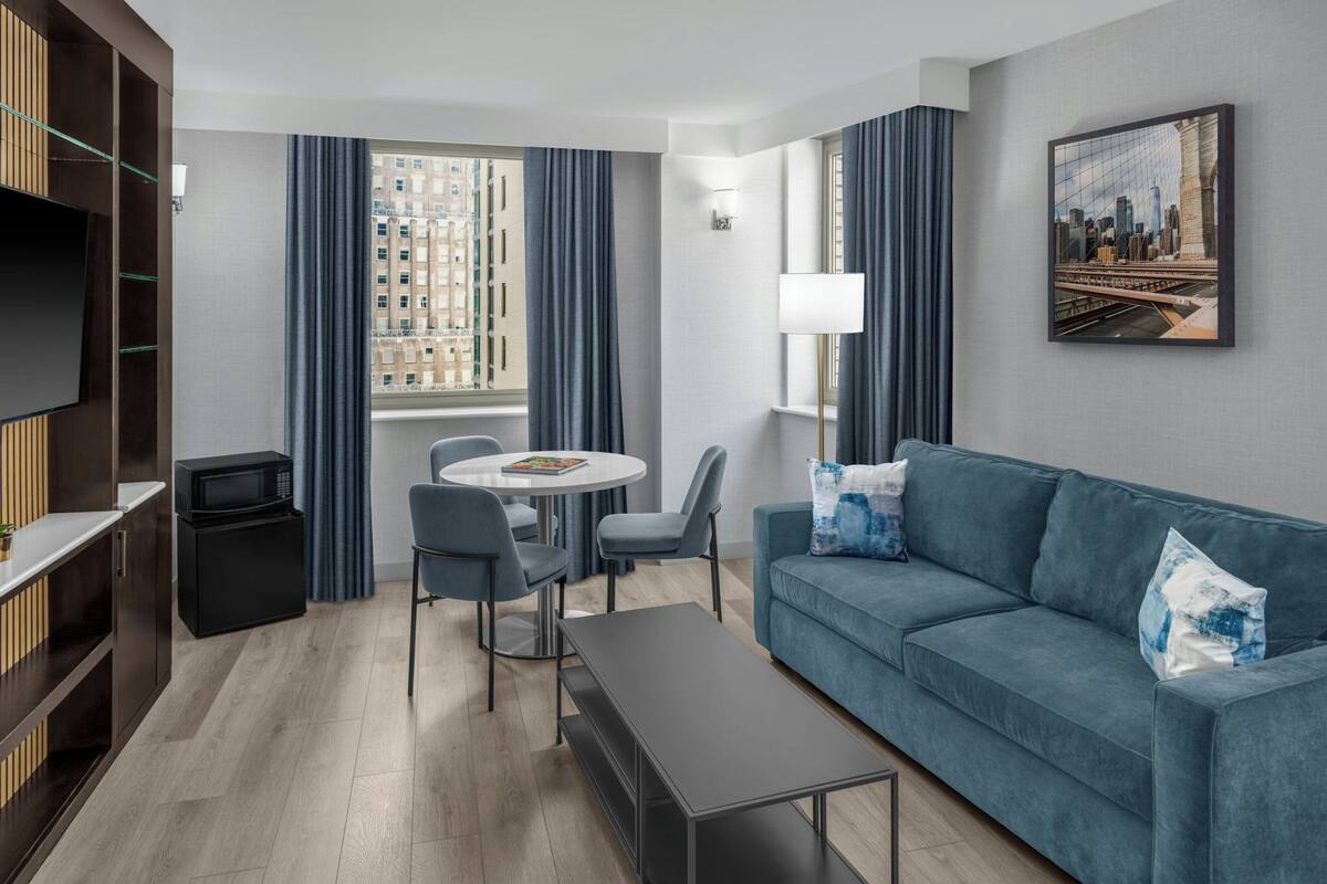 Suite, 1 King-Bett | Wohnzimmer