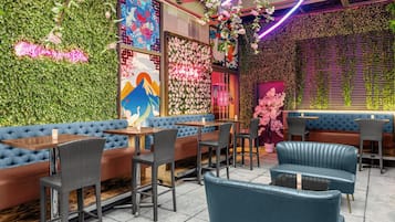 2 restaurantes; se sirven desayunos, almuerzos y cenas