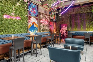 2 restaurantes; se sirven desayunos, almuerzos y cenas