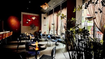 2 Restaurants, Frühstück, Mittagessen, Abendessen, asiatische Küche