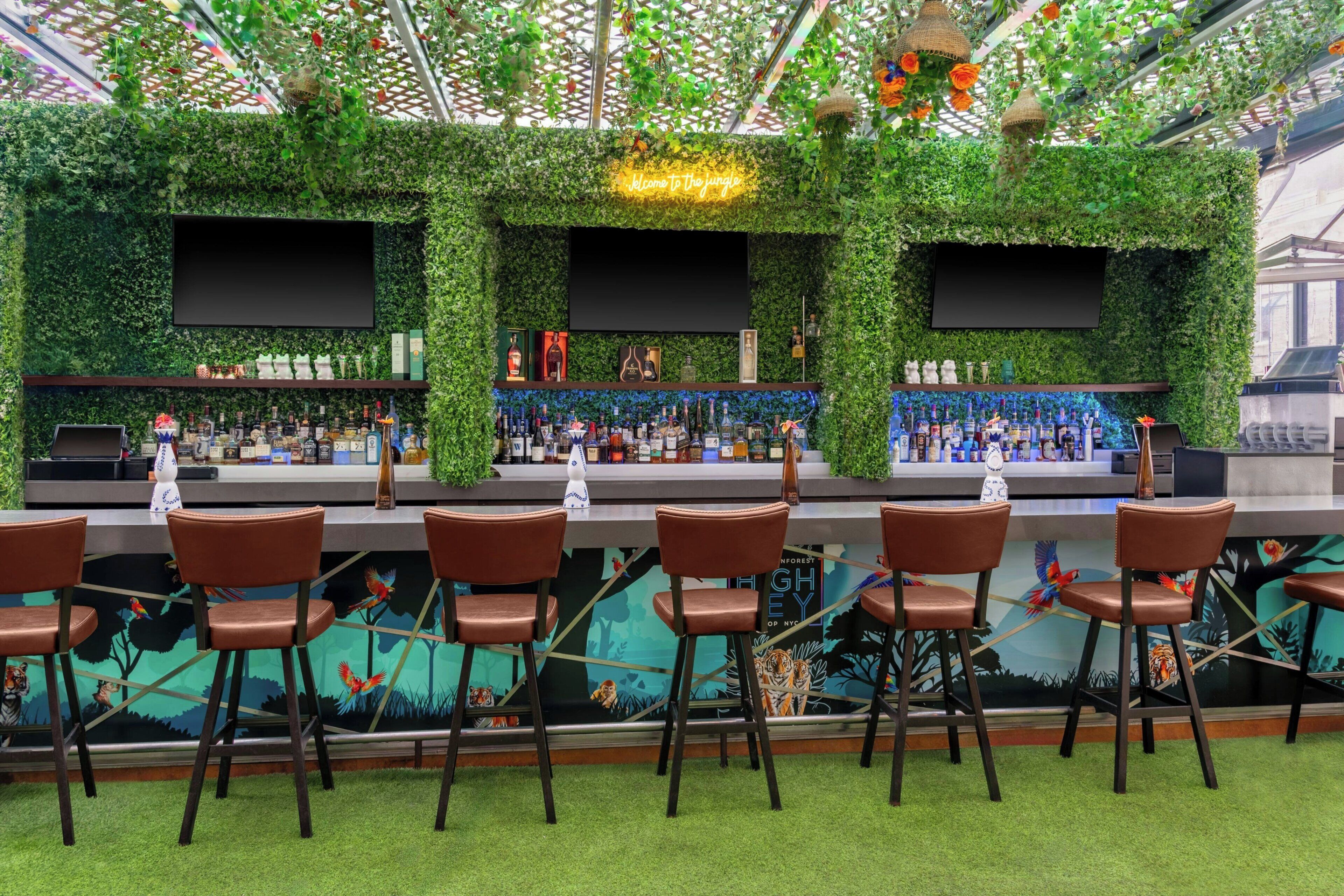 2 bars/lounges, rooftop bar
