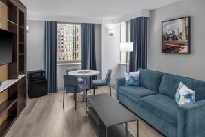 Suite, 1 Tempat Tidur King | Area keluarga | Televisi LCD 42-inci dengan saluran TV kabel dan TV