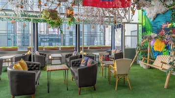 2 restaurants servant le petit déjeuner, le déjeuner et le dîner