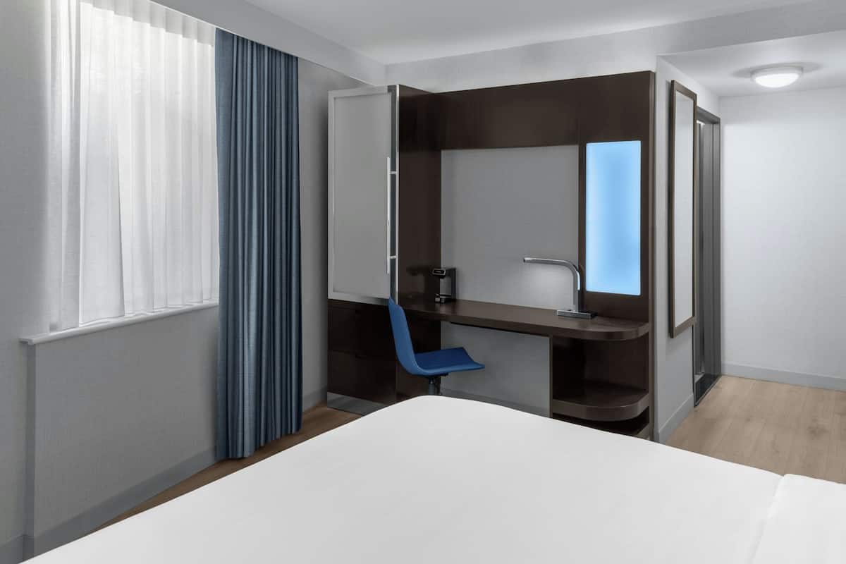 Room, 1 King Bed, Corner | Premium bedding, down comforters, pillowtop beds, in-room safe
