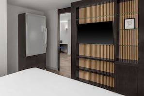 ห้องสวีท, เตียงคิงไซส์ 1 เตียง (Mobility Accessible, Roll-in Shower) | เครื่องนอนระดับพรีเมียม, ผ้านวมขนเป็ด, เตียงพร้อมฟูกเสริมที่นอน