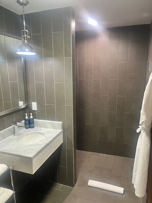 Ilmaiset hygieniatuotteet, hiustenkuivaaja, pyyhkeet, saippua