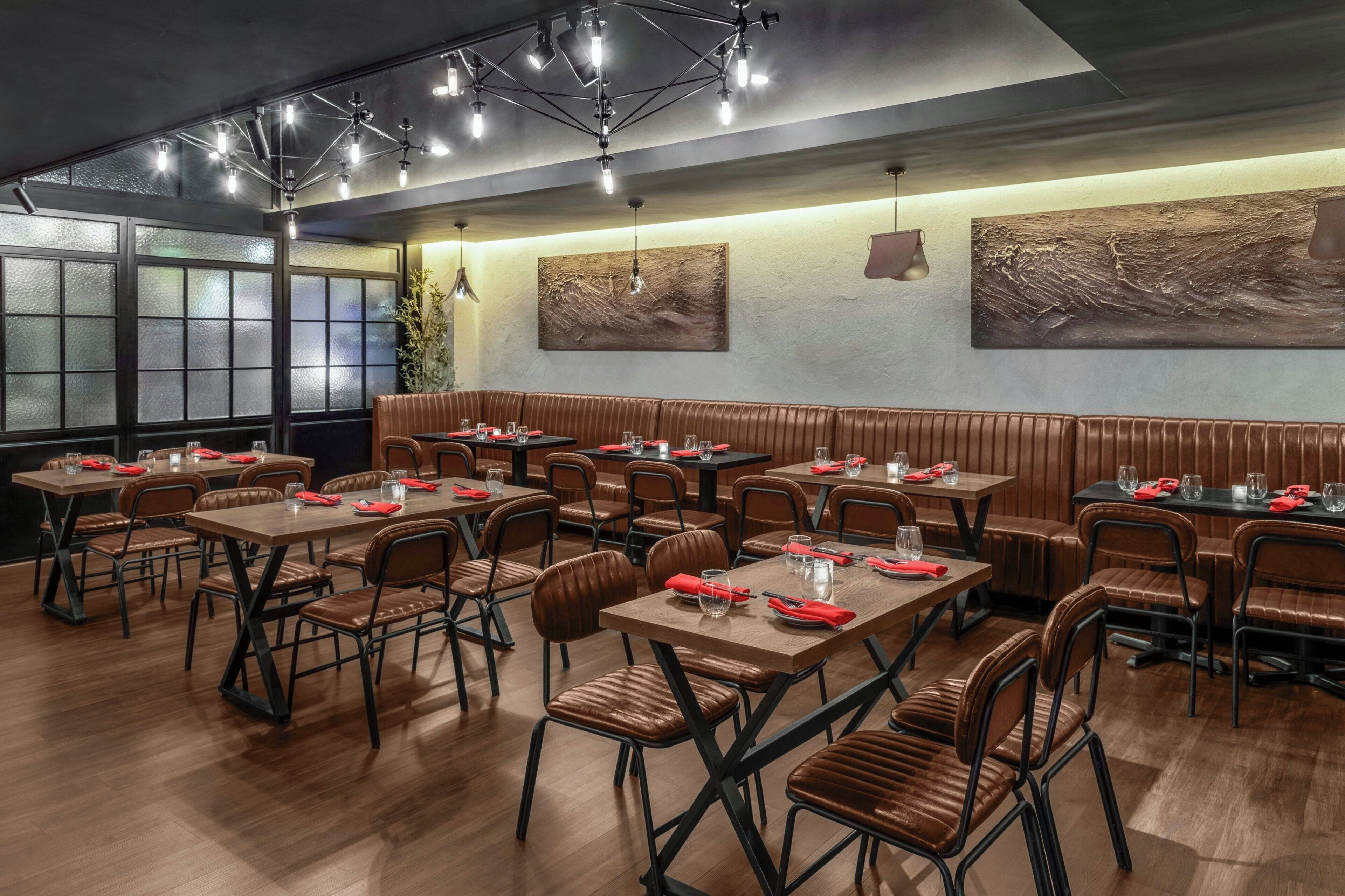 2 restaurantes; se sirven desayunos, almuerzos y cenas
