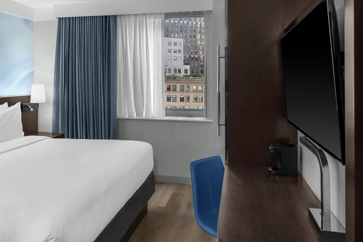 Room, 1 King Bed | Premium bedding, down duvets, pillow-top beds, in-room safe