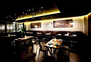 2 restaurantes; se sirven desayunos, almuerzos y cenas