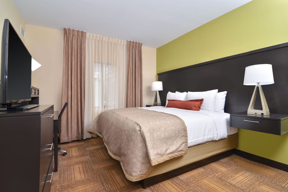 1 bedroom, desk, laptop workspace, blackout drapes