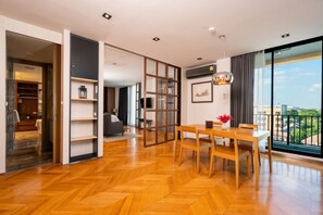 Signature Suite | Living area | 50-inch LCD TV with digital channels, TV - Sanae' Hotel Nimman (Chiang Mai)