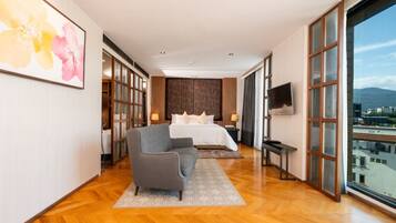 Signature Suite | 1 bilik tidur, peti besi dalam bilik, meja, langsir/tirai gelap terus