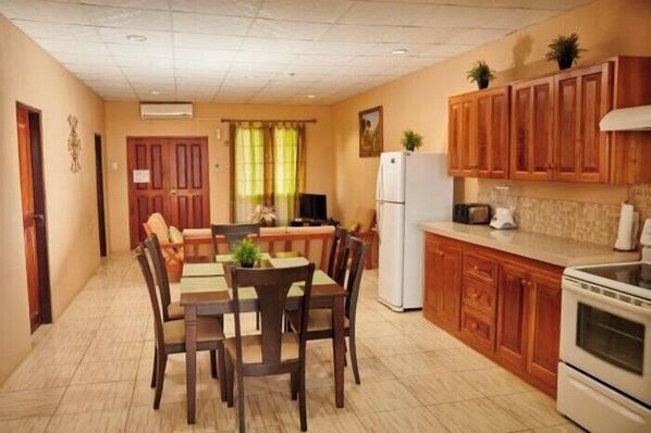 In-room dining - B's Guest House (Carnbee)