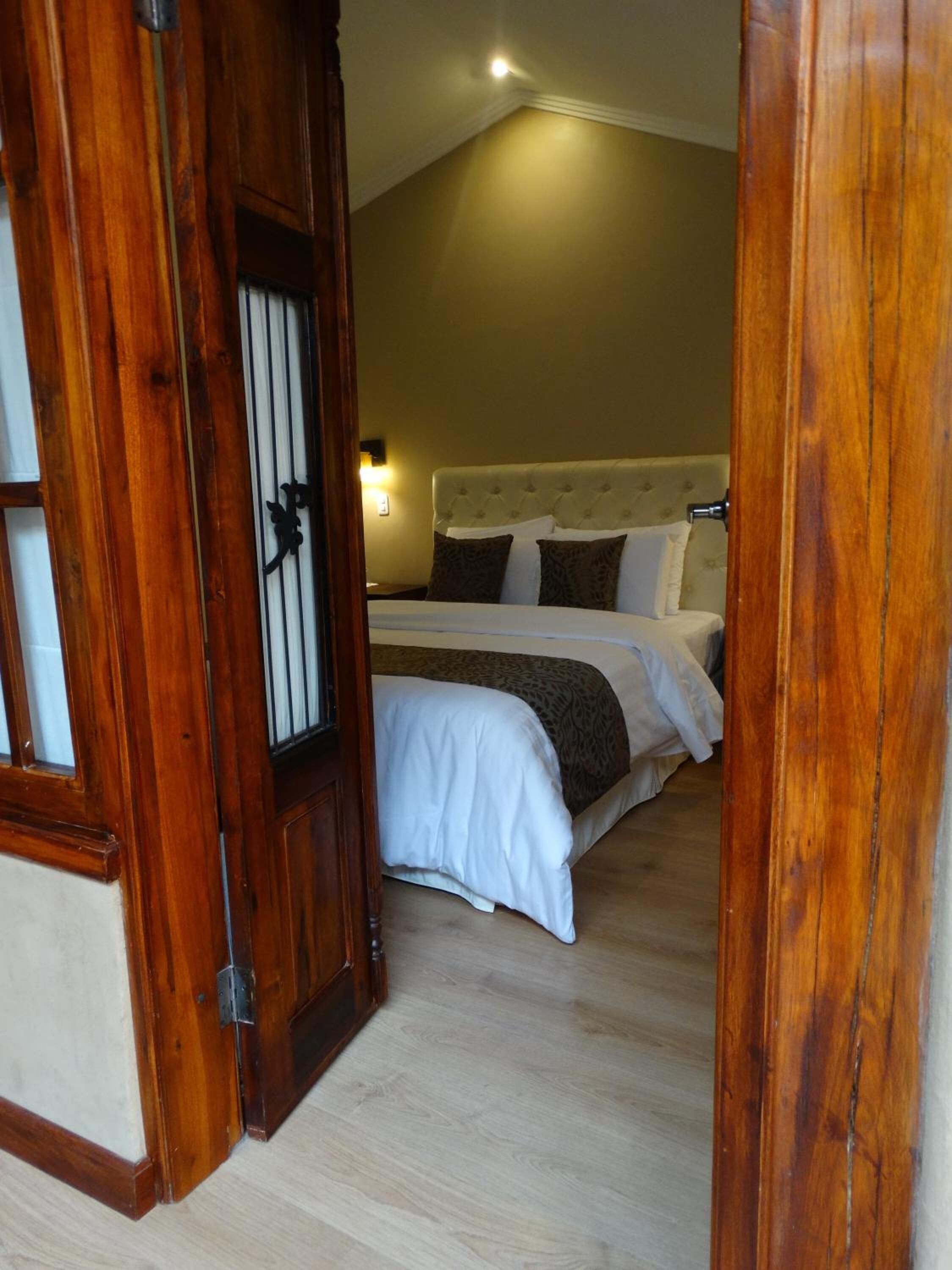 羽绒被、客房内保险箱、办公桌、熨斗/熨板