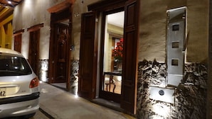 L’entrée d’un hôtel avec une voiture garée devant.