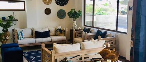 2 bars/lounges, poolside bar