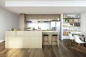 Refrigerador con freezer, microondas, horno, placa de cocina
