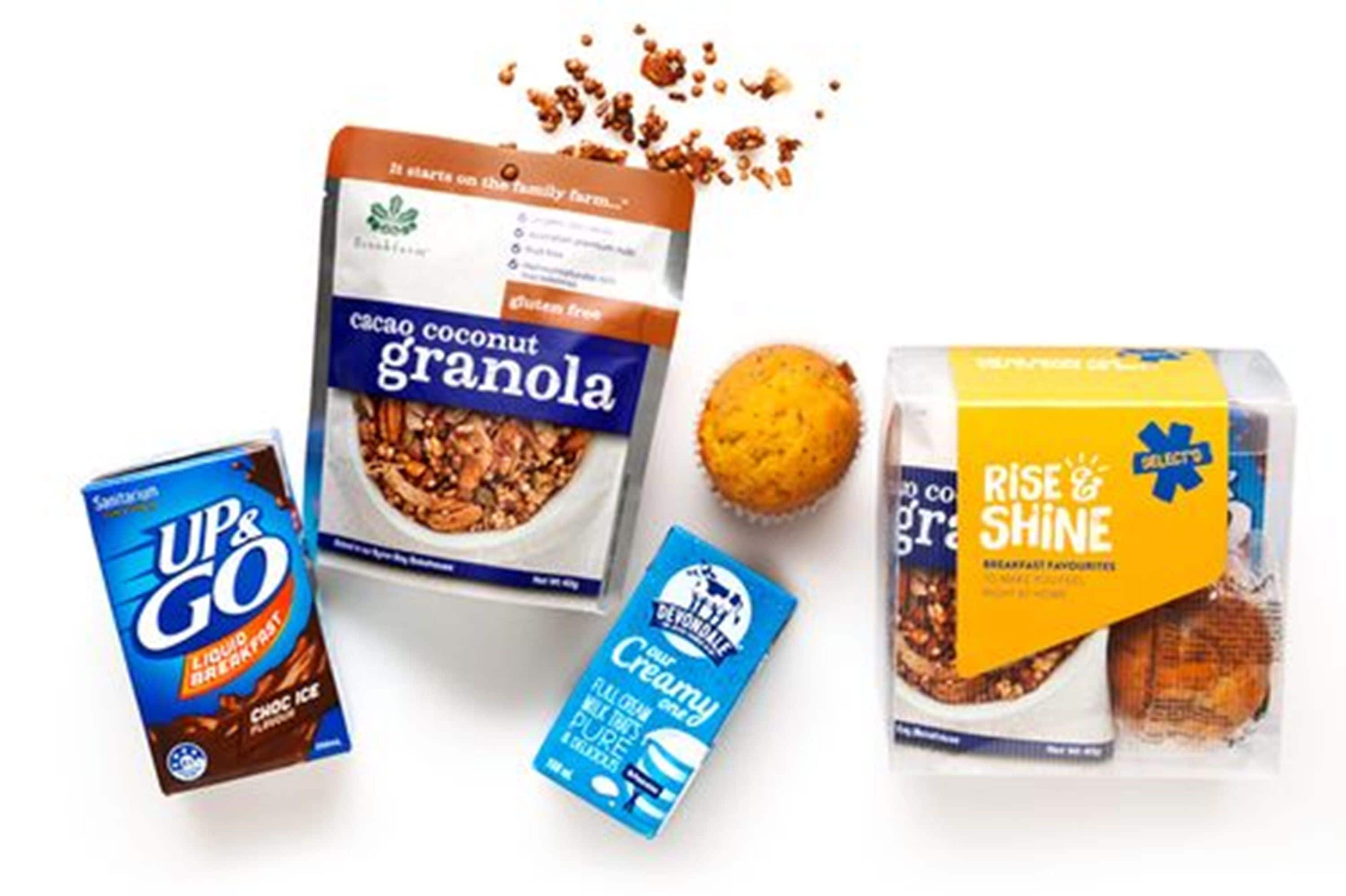 Diversas opções de cereais de café da manhã e lanches, incluindo Up & Go, Granola Cacao Coco e Rise & Shine.