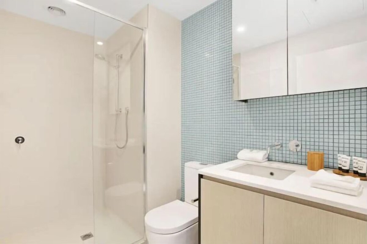 Shower, free toiletries, hair dryer, towels