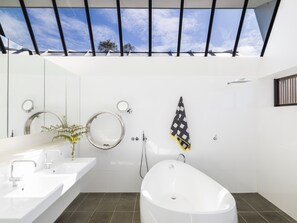 個別の浴槽とシャワー、深めの浴槽、レインフォールシャワー、デザイナーバスアメニティ