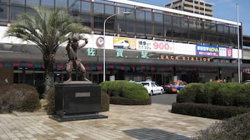 Um edifício moderno com grandes janelas e uma estátua na frente.