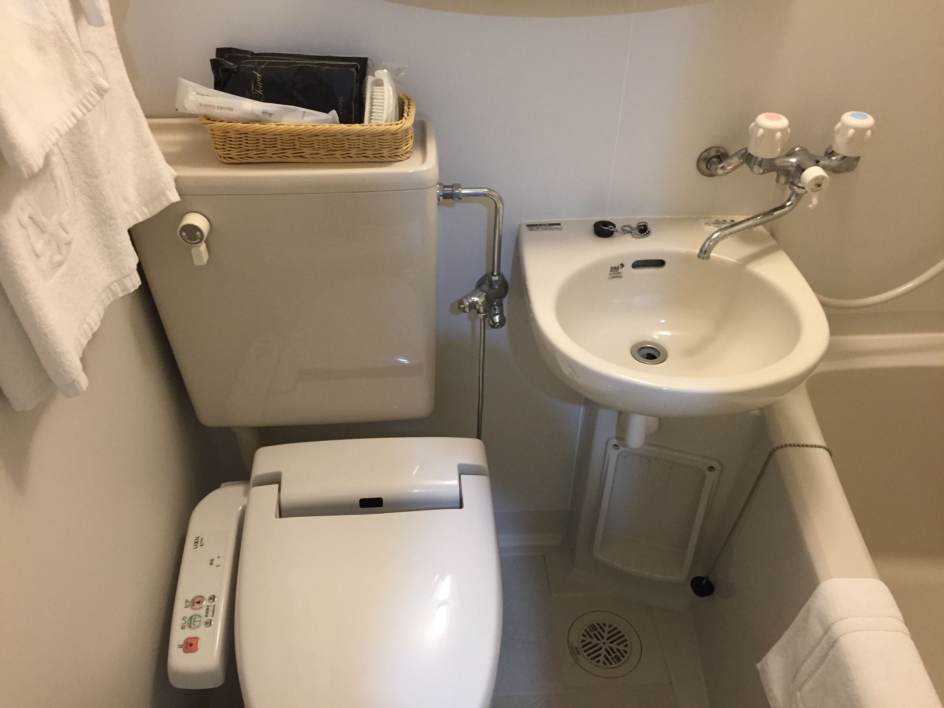 xlong stay (12pm check in - 18pm check out) standard double room, non-smoking | bathroom | combined shower/bathtub, free toiletries, hair dryer, slippers