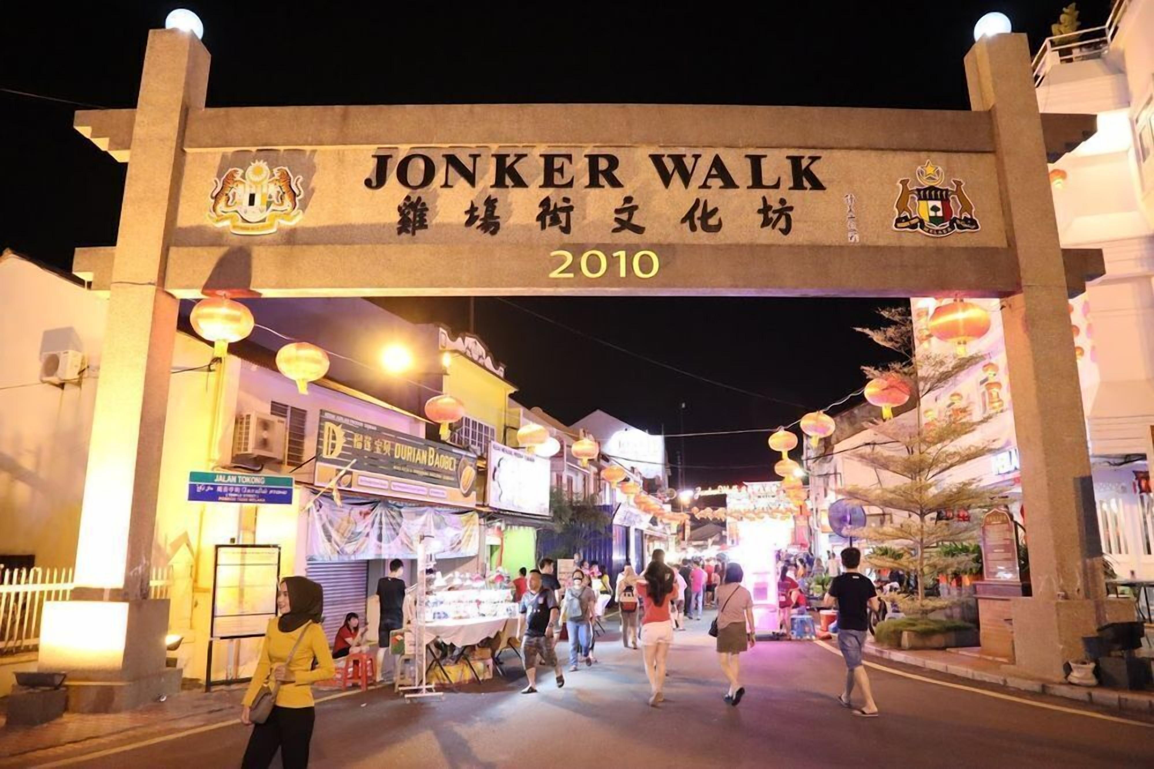 Straatbeeld met een bord waarop "JONKER WALK" en "2010" bovenaan staat.