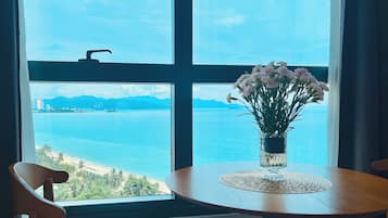 Deluxe Studio, 1 Bedroom, Partial Ocean View | Minibar, két bảo mật tại phòng, màn/rèm cản sáng, phòng cách âm