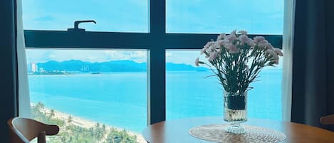 Deluxe Studio, 1 Bedroom, Partial Ocean View | Minibar, una cassaforte in camera, tende oscuranti, insonorizzazione